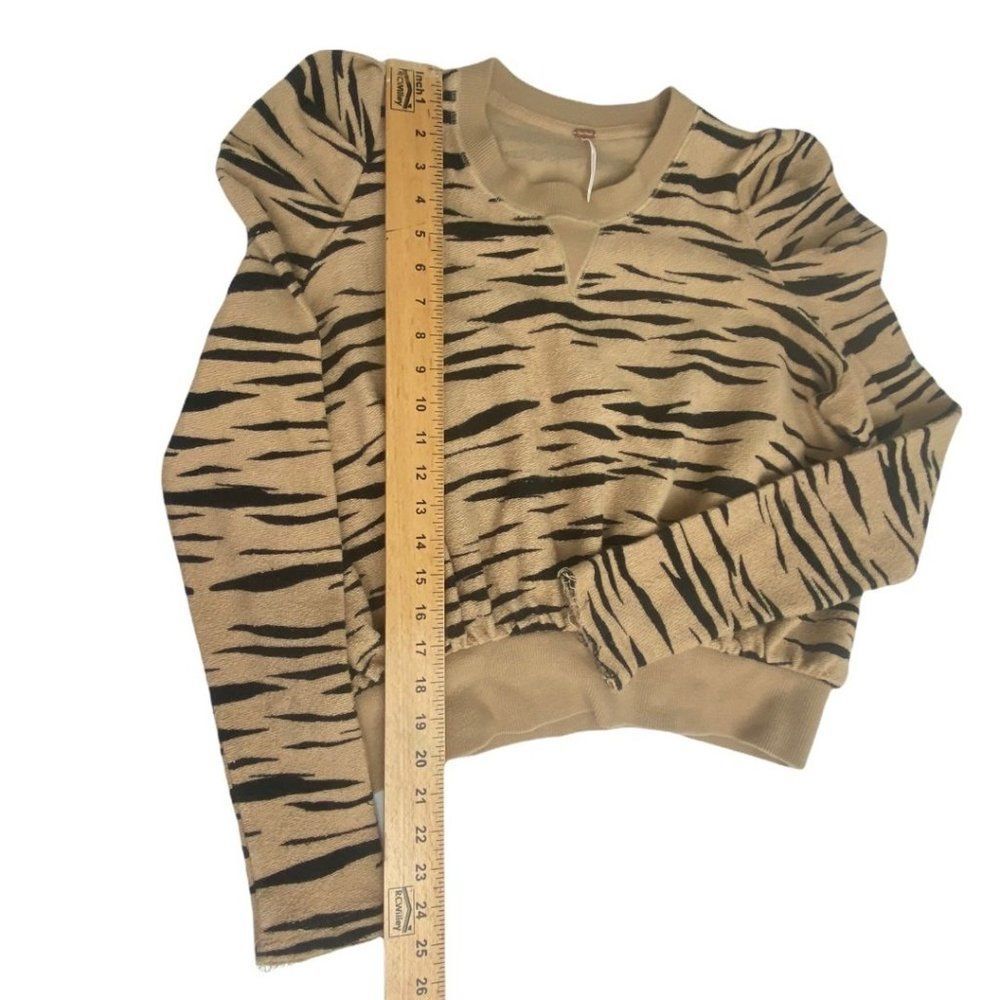 EUC Free People Tiger Print Puff Sleeve Cropped Sweater size Medium - Picture 3 of 6